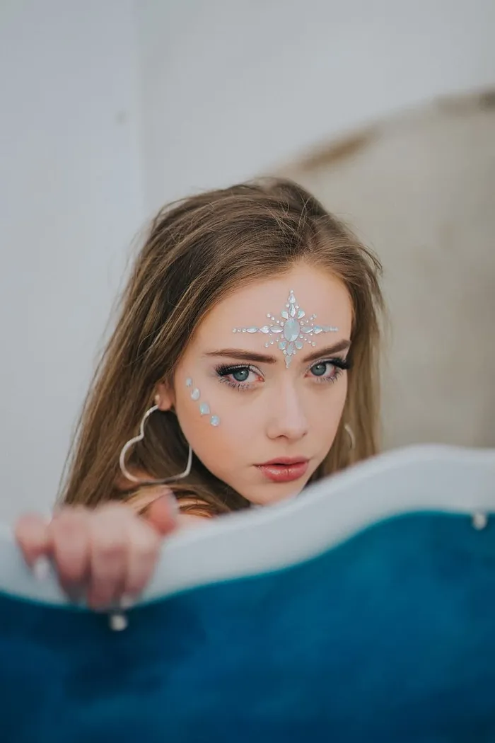 戴金色耳环的女子