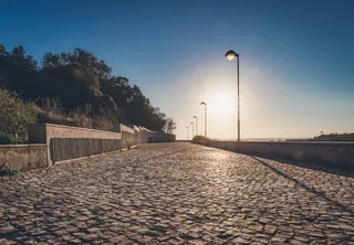 街道，鹅卵石，阳光，行人，道路，小径，路灯，天空