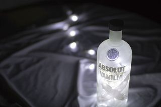 absolut，伏特加，瓶装，灯，瓶子，容器，室内，文本