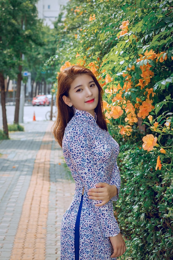 穿花长袖连衣裙的女人