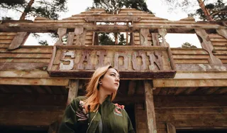 轿车店就在女人后面