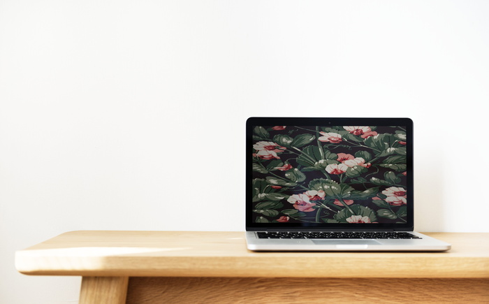 棕色桌面上的Macbook Pro
