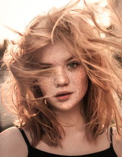 白天戴着黑色意大利面条带的女人