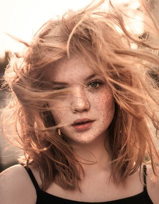 白天戴着黑色意大利面条带的女人