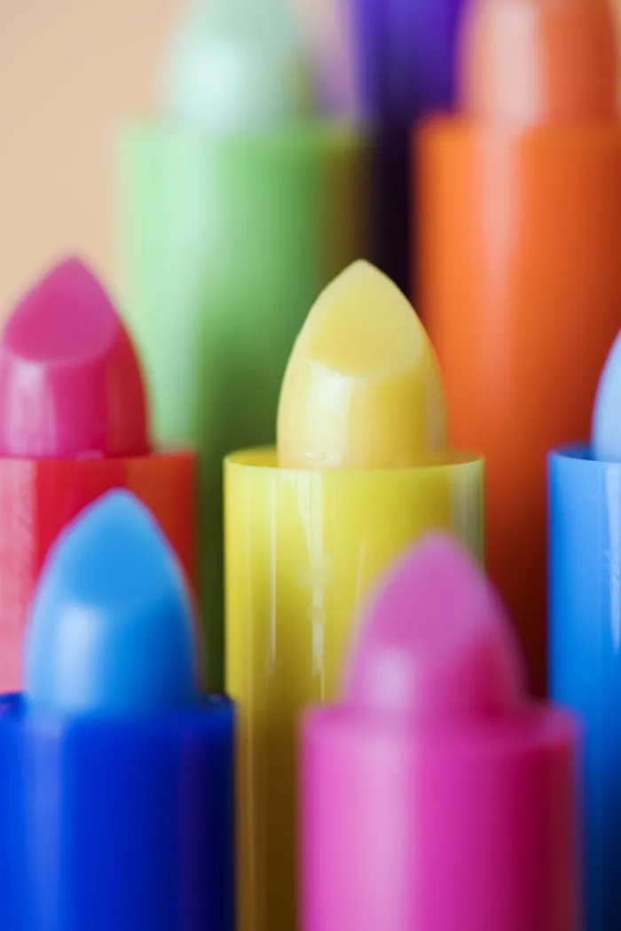 各色唇彩的特写照片