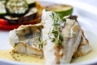 熟食、鱼肉、迷迭香配料、鱼、食品、蔬菜、饮食、柠檬