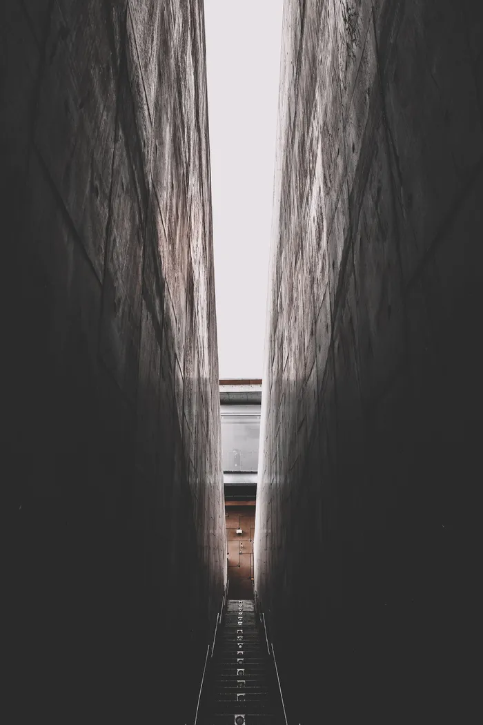 白色天空下的走廊