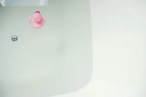 浴缸上的粉色橡胶鸭