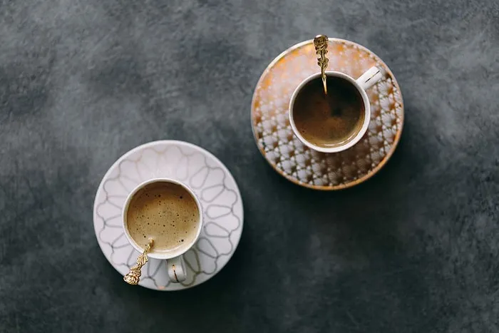 漂亮杯子里的咖啡