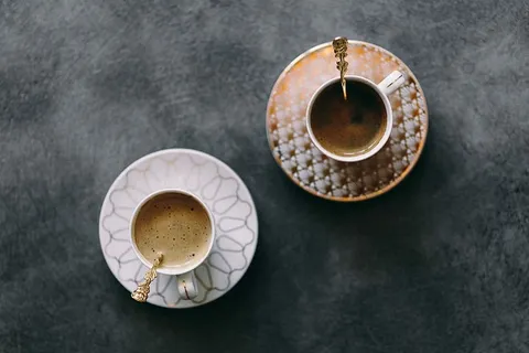 漂亮杯子里的咖啡