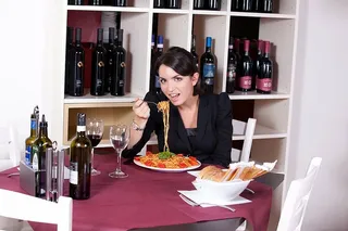 女人，拿着，叉子，意大利面，桌子，餐馆，饥饿，意大利面