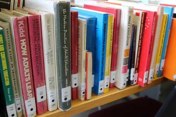 书籍，图书馆，图书馆书籍，大学，知识，选择，排成一排，书架