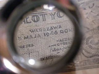 美钞、bolesławiec、estarociebolesławiec、文本、特写、放大镜、西文手写体、室内