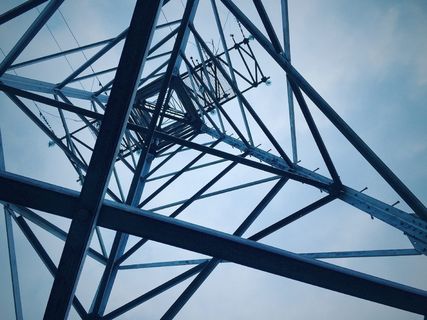 电塔仰天低角度视图