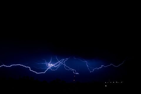 闪电数字壁纸，夜间闪电，夜间，黑暗，闪电，蓝色，闪电，风暴