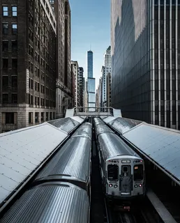 高层建筑之间的列车视图