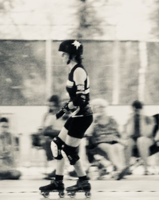 人，人，衣服，衣服，短裤，头盔，人，运动