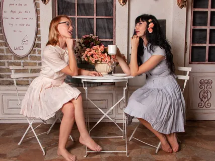 两个女人一边喝咖啡一边聊天 两个女人一边喝咖啡一边聊天