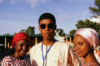 白天，两个站着的女人站在站着的男人中间