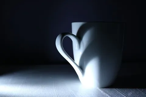 杯子,室内,马克杯,无人,桌子,摄影棚拍摄,特写,复印空间 杯子,室内,马克杯,无人,桌子,摄影棚拍摄,特写,复印空间