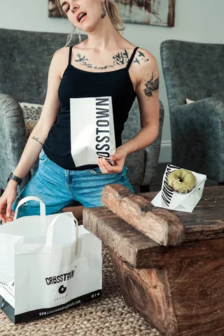 穿着黑色意大利面皮带的女士