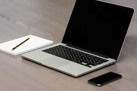 Iphone旁边的银色Macbook Iphone旁边的银色Macbook