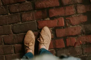 人，女人，女人，脚，鞋类，鞋，鞋带，裤子