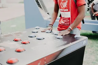 穿着红白T恤的人