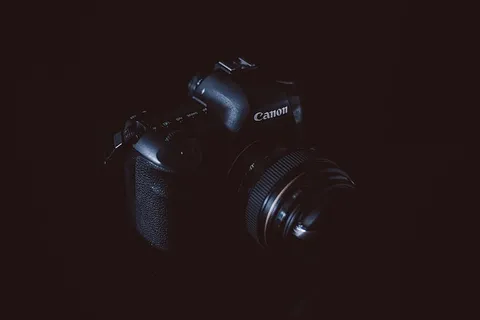 黑色背景佳能单反相机