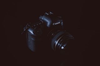 黑色背景佳能单反相机