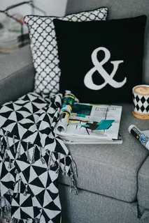 拿着杂志和咖啡休息