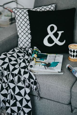 拿着杂志和咖啡休息