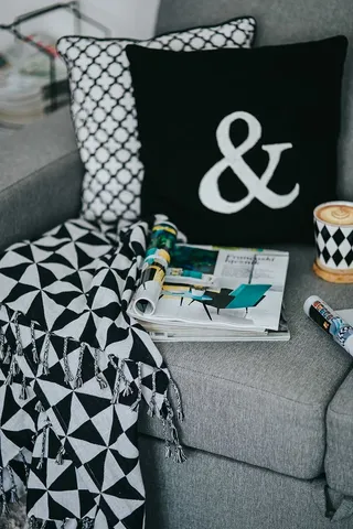 拿着杂志和咖啡休息