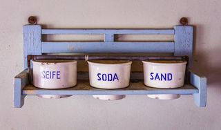 wandhalterung，旧容器，木架，旧贝壳，小杯子，文字，没有人，室内