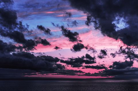 白天多云天空下的海洋 白天多云天空下的海洋