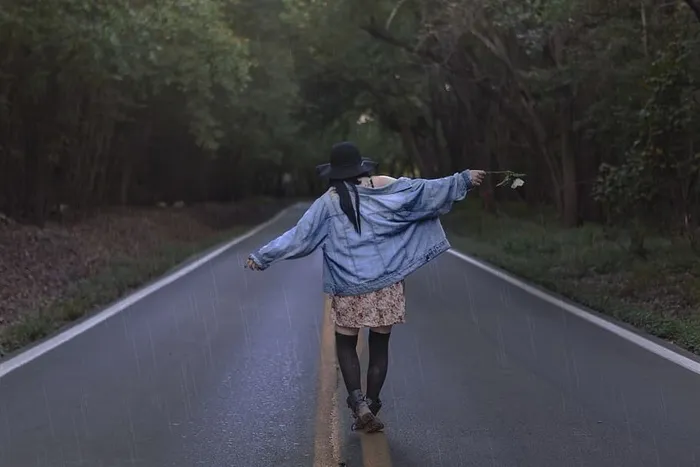 路中间的女人照片
