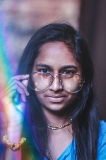 举着眼镜的女人的浅焦摄影 举着眼镜的女人的浅焦摄影