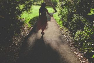 草，自然，道路，人，植物，行走，女人，一个人