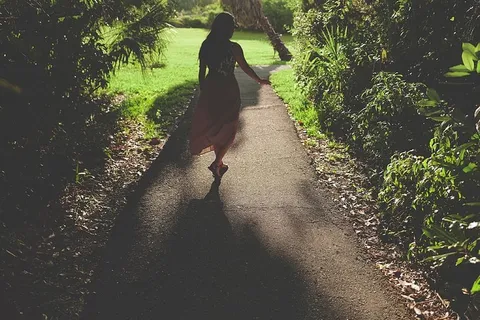 草,自然,道路,人,植物,行走,女人,一个人 草,自然,道路,人,植物,行走,女人,一个人