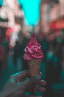 拿草莓冰淇淋的人 拿草莓冰淇淋的人