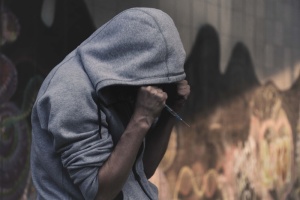 人，穿着，灰色，连帽衫，手持，棍子，瘾君子，依赖