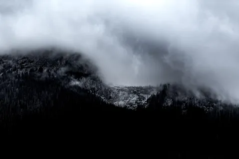 雾蒙蒙的山 雾蒙蒙的山
