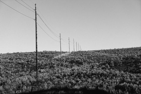 电力线，电力线，沙漠，空旷，辽阔，天空，草地，泥土