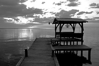 移动湾上的黑白船坞，黑白船坞、木制船坞、木质船坞、海上船坞、海洋、日落、木材