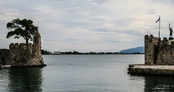 墙城堡,小雕像,树,平静,身体,水,白天,混凝土 墙城堡,小雕像,树,平静,身体,水,白天,混凝土