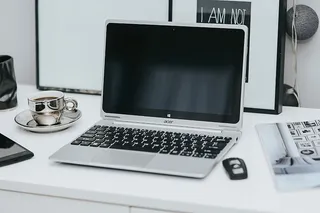 白色办公桌上的笔记本电脑