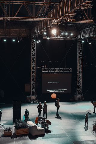 站在舞台上的一群人