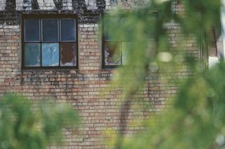 带窗混凝土墙的选择性聚焦摄影