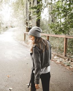 绿叶树下的女人