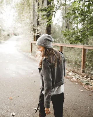 绿叶树下的女人